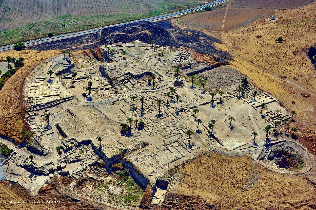 Megiddo — warownie i 'stajnie’