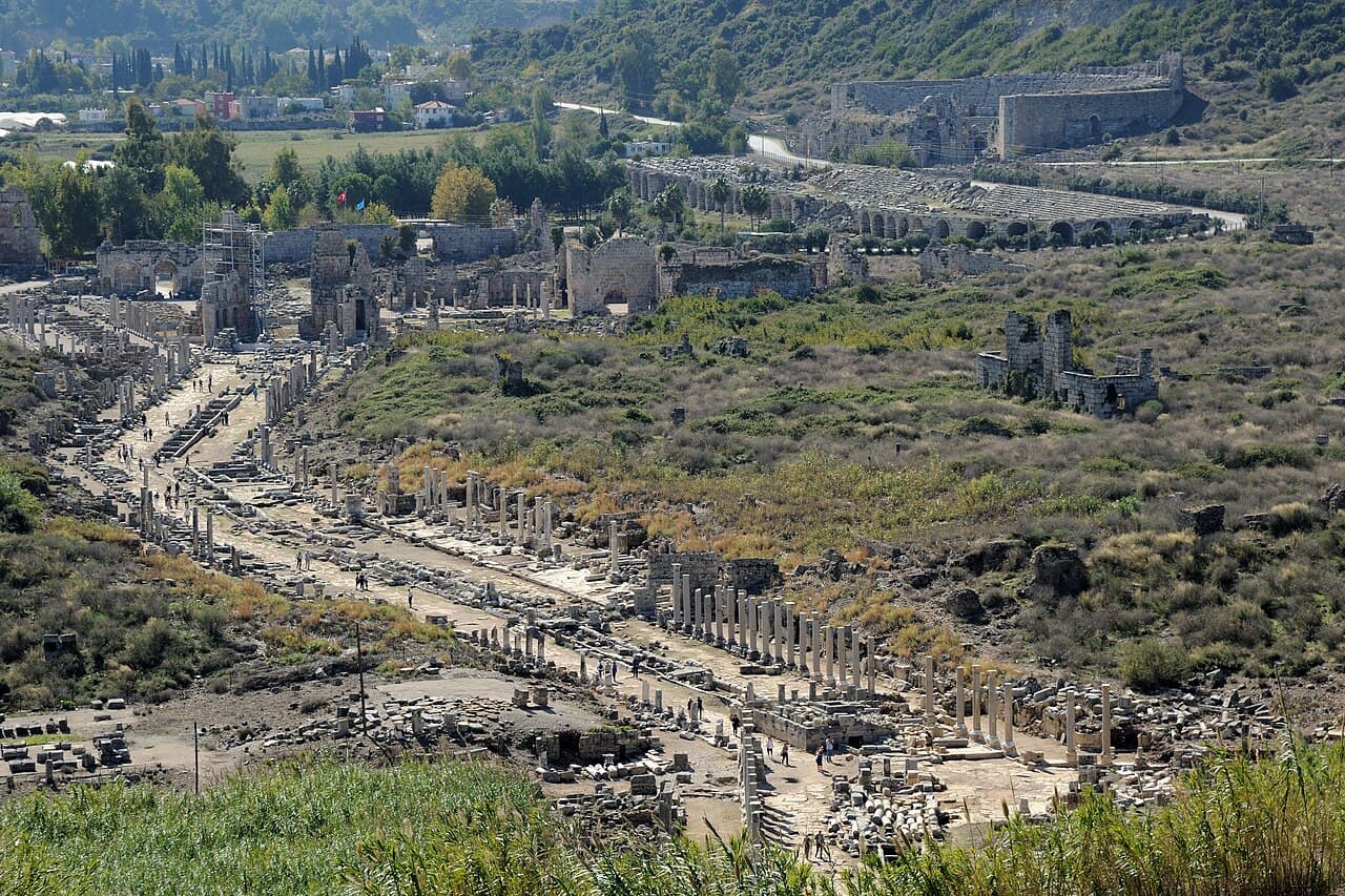 Perge — hellenistyczna brama i kolumnadowa ulica pierwszej podróży Pawła